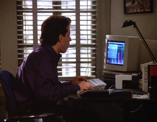 Jerry Seinfield usando una computadora