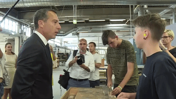 puls4news austria micdrop mikrofon kern GIF