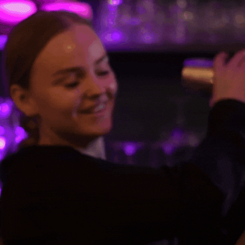 swinggouda shaking bartender cocktailbar cocktailshaker GIF