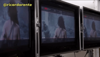 ricardorente blink blinking wonder woman piscadinha GIF