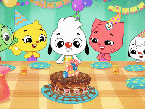 Barevný pohyblivý obrázek se zvířátky s narozeninovými čepičkami, která sfoukávají svíčky na narozeninovém dortu.