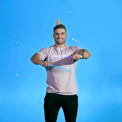 Pohyblivý obrázek s mužem s narozeninovou čepičkou, vytvářející bubliny bublifukem na modrém pozadí.