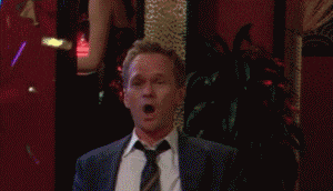 Gif s tleskajícím nadšeným mužem, na nějž padají konfety.