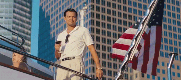 Gif s Leonardem DiCapriem na lodi, zvedajícím sklenici vína k přípitku.