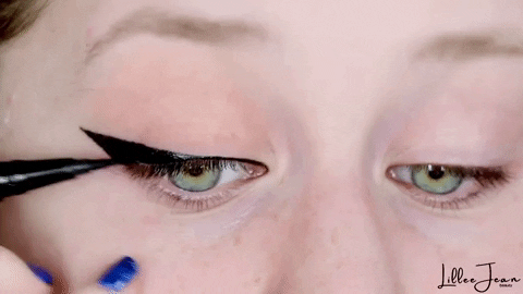 czemu dziewczyny otwierają usta malując oczy