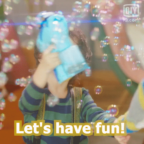 Dítě v pohyblivém gifu vypouštějící bublinky s nápisem "Let´s have fun!". 