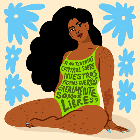 Digital art gif. Woman with curly back hair wearing a lime green bathing suit sits amongst flashing blue flowers against a beige background. Text, “Si no tenemos control sobre nuestros proplos cuerpos, realmente somos libres?”