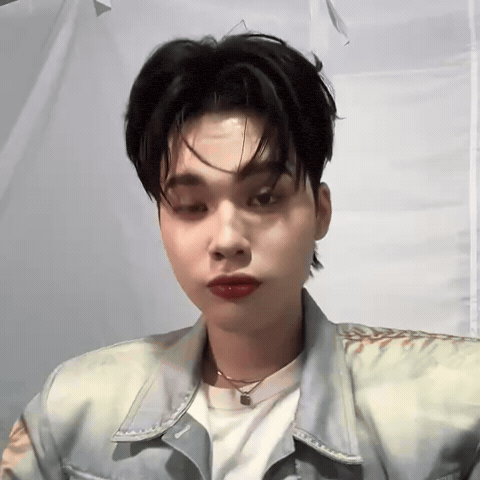 Sye Kiss GIF