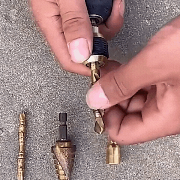 Gif Usando o Adaptador Super Drill Troca Instantânea De Brocas Disponível em: www.descontara.com