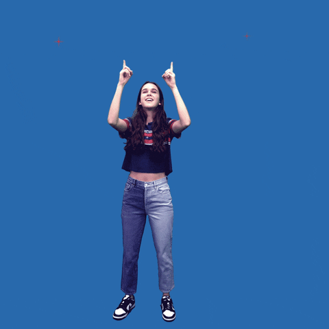 Video gif. Woman with long hair against a blue background points both hands above her head towards the message, “4 Sencillos pasos para vota por correo.” She points in the top right corner to the message, “Pide la papeleta,” then points to the bottom left corner to the message, “Llena la papeleta, then to the bottom right corner to the message, “Devuelve la papeleta.” Last, she points to the top left at the message, “Confirma el voto.”