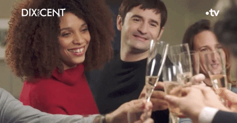 équipe qui trinque au champagne