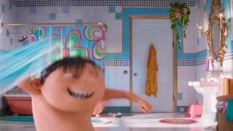 Animace v gifu s mužem točícím s ručníkem nad hlavou v koupelně.