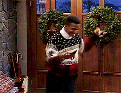 Gif k svátku s tancujícím mužem ve vánočním svetru.