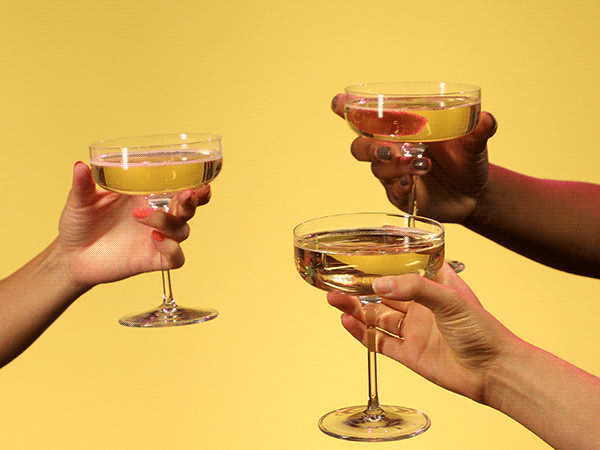 Gif se třemi rukami ťukajícími si se sklenicemi šampaňského. 