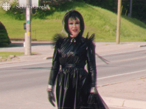 Gif s jdoucí ženou v černých šatech s nápisem "won´t you join me?". 