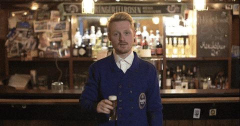 Pohyblivý gif s mužem, pozvedajícím sklenici piva k přípitku.