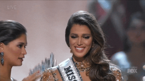 SEO : Gif d'Iris Mittenaere recevant la couronne lors de son élection de miss univers