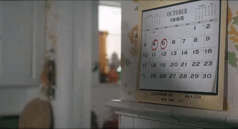 Persona viendo un calendario