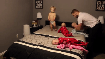 Cuidando Dos Filhos Sozinho GIF