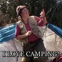 Femme essayant de dresser sa tente, mais qui abandonne en disant "I love camping". Grosse menteuse quoi.