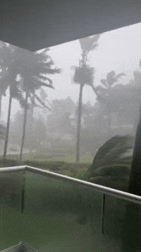 Tourist Captures Hurricane Winds Hitting on Jamaica's North Coast