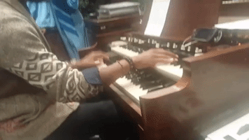 Organ Player Delivers Passionate Performance at Chicago Church