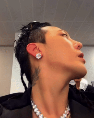 G-Dragon поделился закулисными фото с церемонии вручения премии MAMA 2025 6 G-Dragon поделился закулисными фото с церемонии вручения премии MAMA 2025