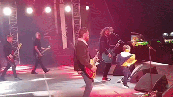 5-Year-Old Rocks Out Onstage With Dave Grohl at Belfast Foo Fighters Gig