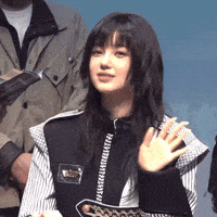 Helmets kpop idol newjeans danielle GIF