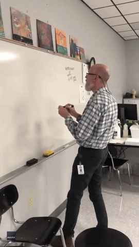 Teacher Impresses Students With Continuous Drawing