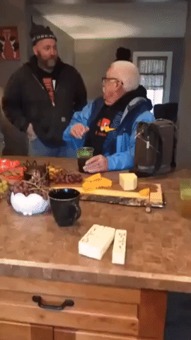 Girl Gives Grandpa a Heartwarming Surprise for Thanksgiving