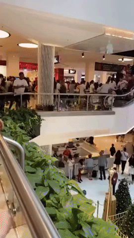 Boxing Day Shoppers Flood Sydney Shopping Mall Amid COVID-19 Outbreak in City's Northern Beaches