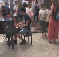 Pianist Uses Flight Delay to Play Jazzy Notes