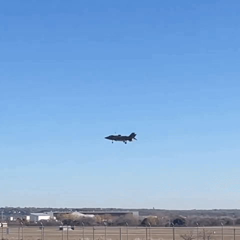 Pilot Ejects During Failed Landing