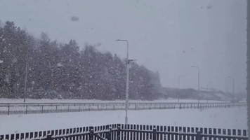 Heavy Snow Falls in Kirkcaldy as Weather Warning Continues