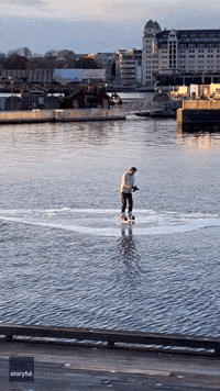 'He's Not Scared!': Man Skates on Narrow Strip of Ice in Oslo Harbor