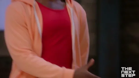 Client qui écoute une vidéo de témoignage client, et qui décide de faire confiance à la marque