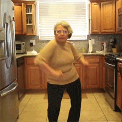 Pohyblivý obrázek se třemi tancujícími seniorkami v kuchyni. 