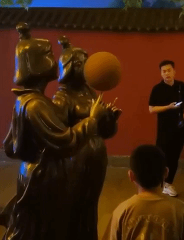 Statue Spins BBall