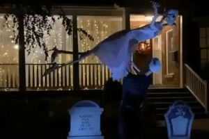 Chicago Skeletons Have 'Time of Their Deaths' in Dirty Dancing-Themed Halloween Display
