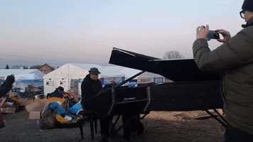 Pianist Delivers Performance for Ukrainian Refugees Arriving at Poland Border Crossing