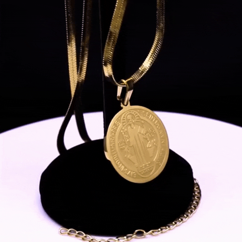 GIF colar com medalha de São Bento