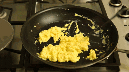 inFlux blog - chunks - american breakfast - scrambled eggs

DESCRIÇÃO DA IMAGEM: Alguém está preparando ovos mexidos em uma frigideira. 
