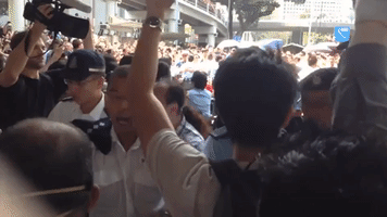 Anti-Occupy Groups Scuffle With Pro-Democracy Protestors in Admiralty
