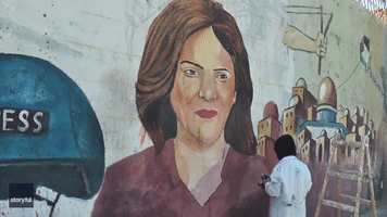 Gazan Artists Paint Mural to Honor Slaim Journalist Shireen Abu Akleh