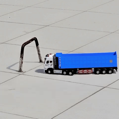 Volqueta a control remoto en acción