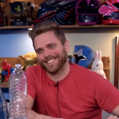 GIF de duas pessoas em uma reunião, sorrindo e praticando uma conversa.