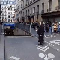 Long Lines Seen Outside Paris Shops as New Lockdown Measures Set to Begin