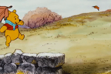 Pohyblivá animace s Medvídkem Pú chytajícím létající listy.