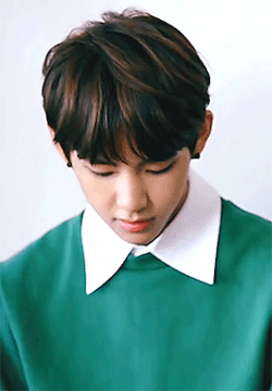 kim taehyung GIF